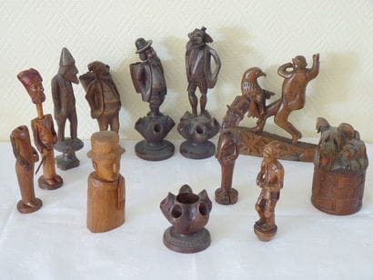 Lot de 12 statuettes en bois dont porte-pipes...