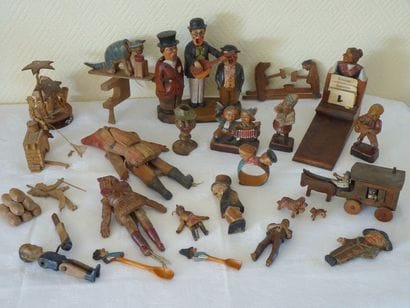 Lot de 24 petits sujets en bois sculptés...