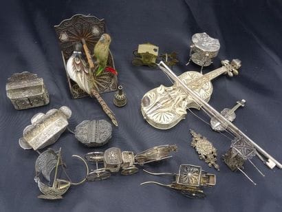 Lot de 15 objets miniatures en métal arg...
