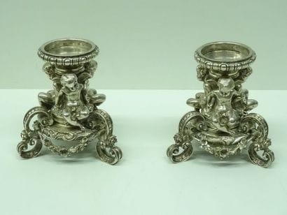Paire de supports (pour coupes ?) à décor...
