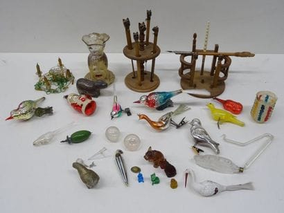 Lot d'objets divers dont porte plumes à tête...