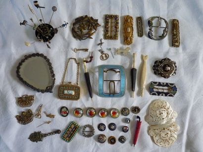 Lot de petits objets féminins anciens en...