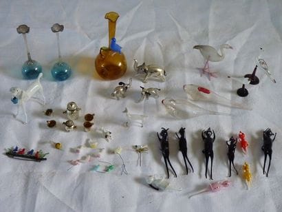 Lot d'environ 40 petits sujets en pâte de...