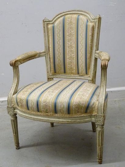 Fauteuil en bois laqué et relaqué à dossier...