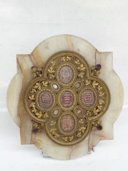 Sur une plaque en onyx, 8 reliquaires dans...