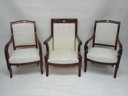 Lot de 3 fauteuils comprenant - une bergère...