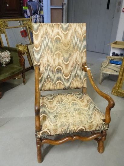 Fauteuil en bois naturel reposant sur un...