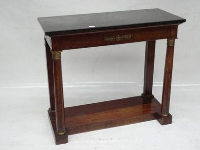 Console en acajou et placage reposant sur...