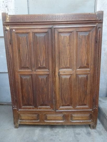 Armoire en noyer ouvrant à 2 portes à décor...