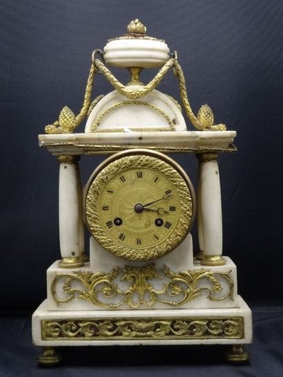 Petite pendule portique en marbre et bronze....