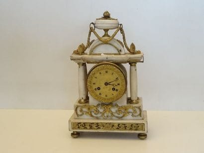 Petite pendule portique en marbre et bronze....