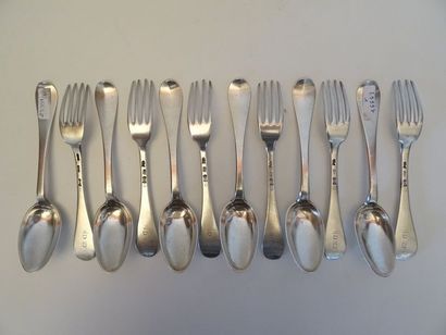 6 couverts uni plat en argent. XVIIIe siècle....