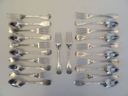 10 couverts et 2 fourchettes modèle à filets...