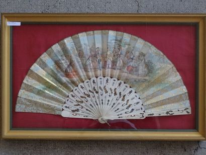 Dans un étui vitré, un éventail à décor de...