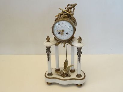 Pendule portique en bronze et marbre de style...