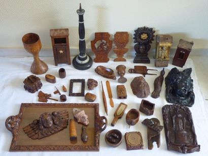 Fort lot d'environ 40 objets divers en bois...