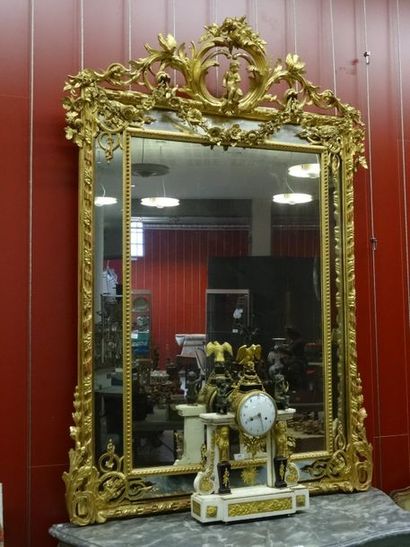 Miroir à parcloses en bois et stuc doré richement...