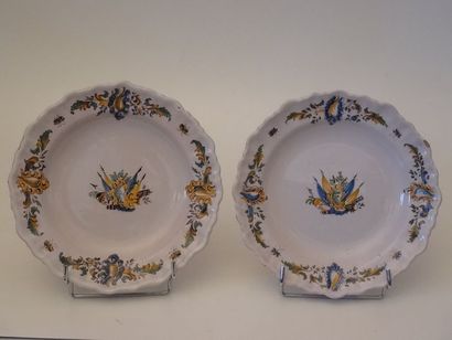 Paire d'assiettes à contours en faïence à...