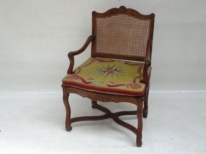 Fauteuil à fond de canne en hêtre mouluré...