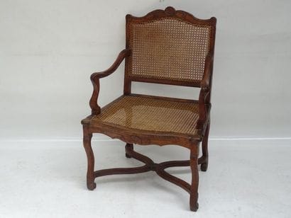 Fauteuil à fond de canne en hêtre mouluré...
