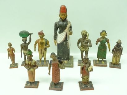 Lot de 10 sujets en bois sculpté et peint...