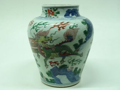 Vase de forme ovoïde en porcelaine à décor...