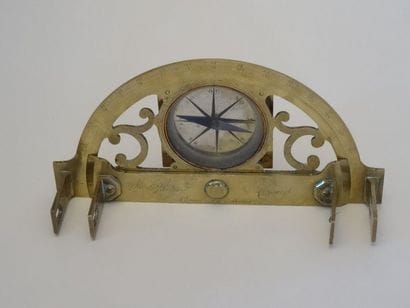 Niveau en laiton, gravé des inscriptions...
