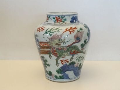 Vase de forme ovoïde en porcelaine à décor...