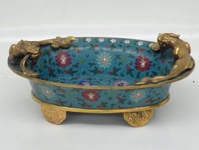 Coupe oblongue en émail cloisonné polychrome,...