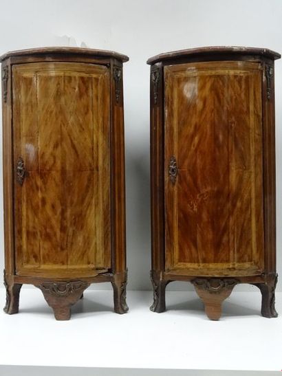 Paire de petites encoignures en bois de placage...