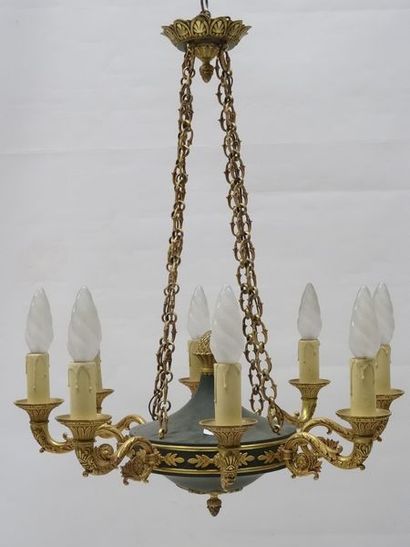 Lustre en tôle et laiton doré éclairant à...