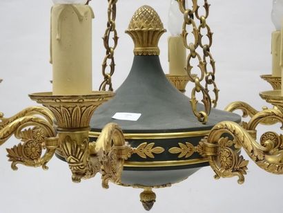 Lustre en tôle et laiton doré éclairant à...