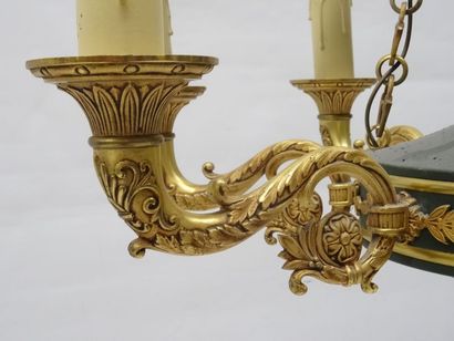 Lustre en tôle et laiton doré éclairant à...