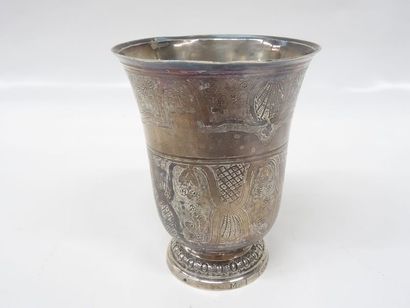 Timbale tulipe en argent à décor gravé de...