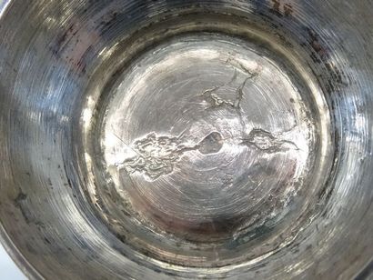 Timbale tulipe en argent à décor gravé de...