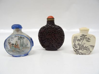 3 flacons à parfum (un en ivoire gravé, un...