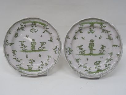 2 assiettes en faïence à décor en camaïeu...