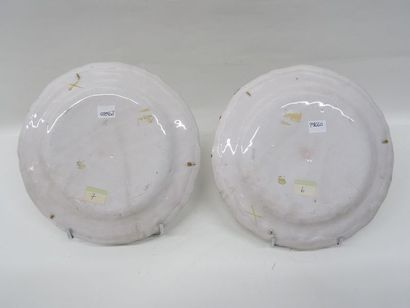 2 assiettes en faïence à décor en camaïeu...