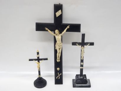 2 Christ en croix en ivoire et un en os (accidents)...