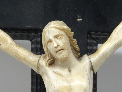 2 Christ en croix en ivoire et un en os (accidents)...