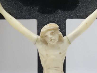 2 Christ en croix en ivoire et un en os (accidents)...