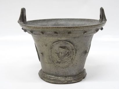 Mortier en bronze à décor de médaillons sur...