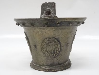 Mortier en bronze à décor de médaillons sur...