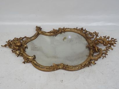 Miroir de forme chantournée en bois et stuc...