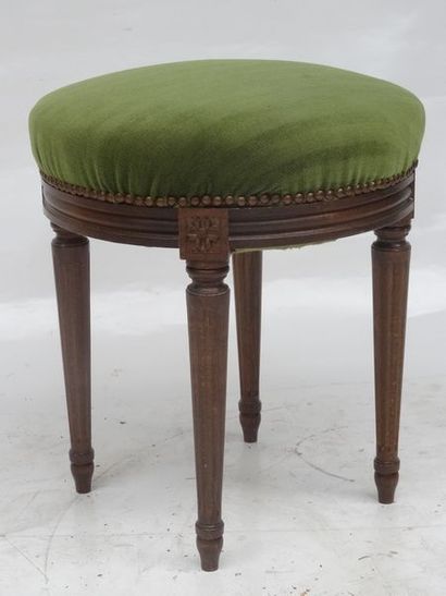 Tabouret en bois naturel reposant sur 4 pieds...