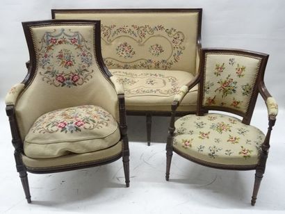 Mobilier de salon en hêtre teinté comprenant...