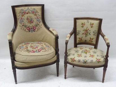Mobilier de salon en hêtre teinté comprenant...