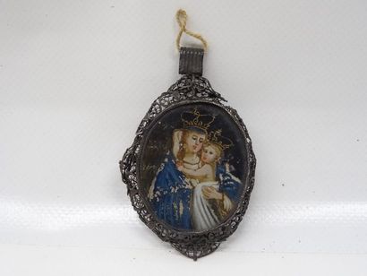 Médaille en métal repercé à décor en fixé...