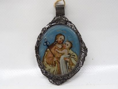 Médaille en métal repercé à décor en fixé...