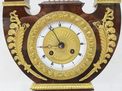 Dans une cage en verre, pendule lyre en acajou,...